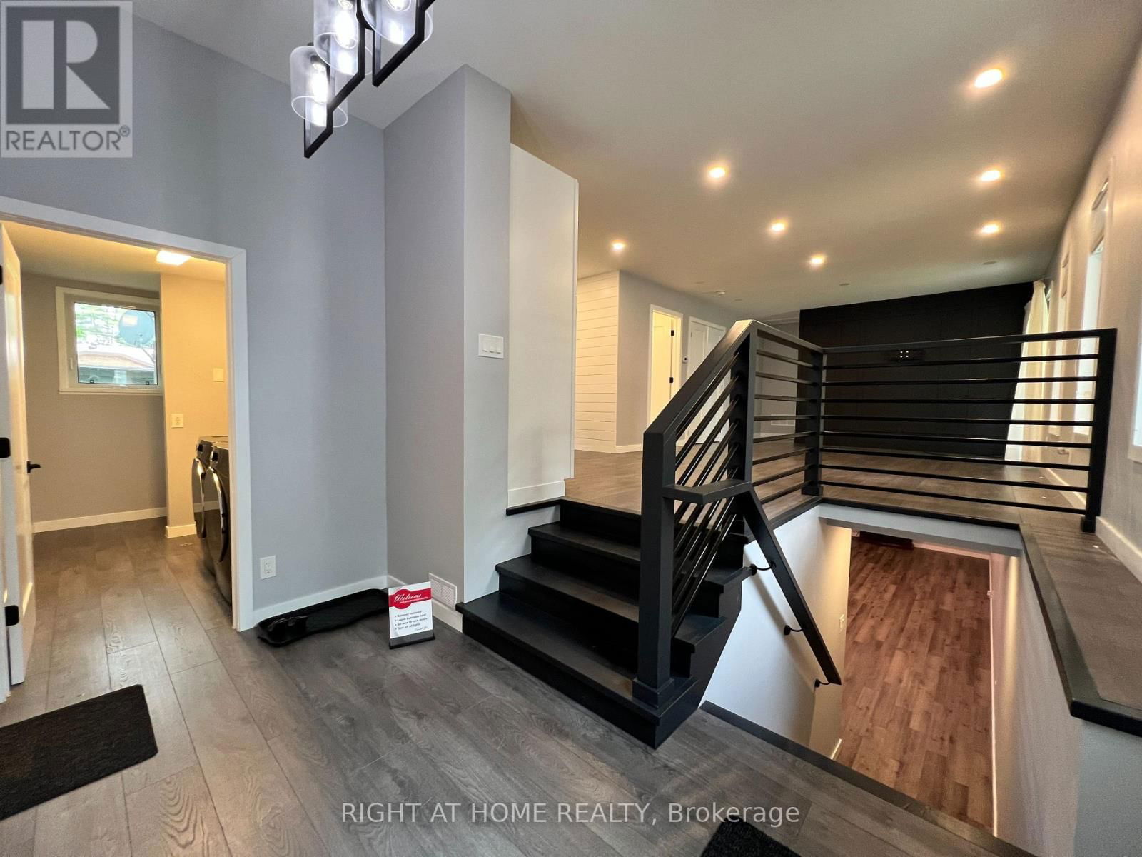 215 WELLINGTON STREET Image 21