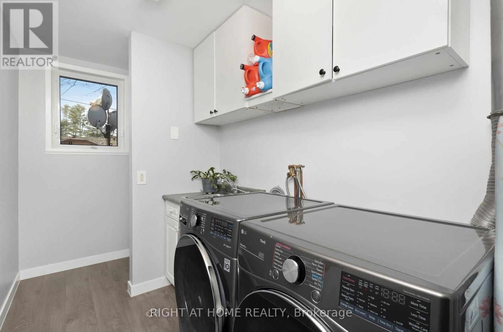 215 WELLINGTON STREET Image 22