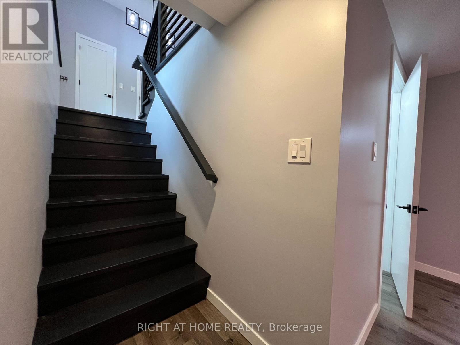 215 WELLINGTON STREET Image 23