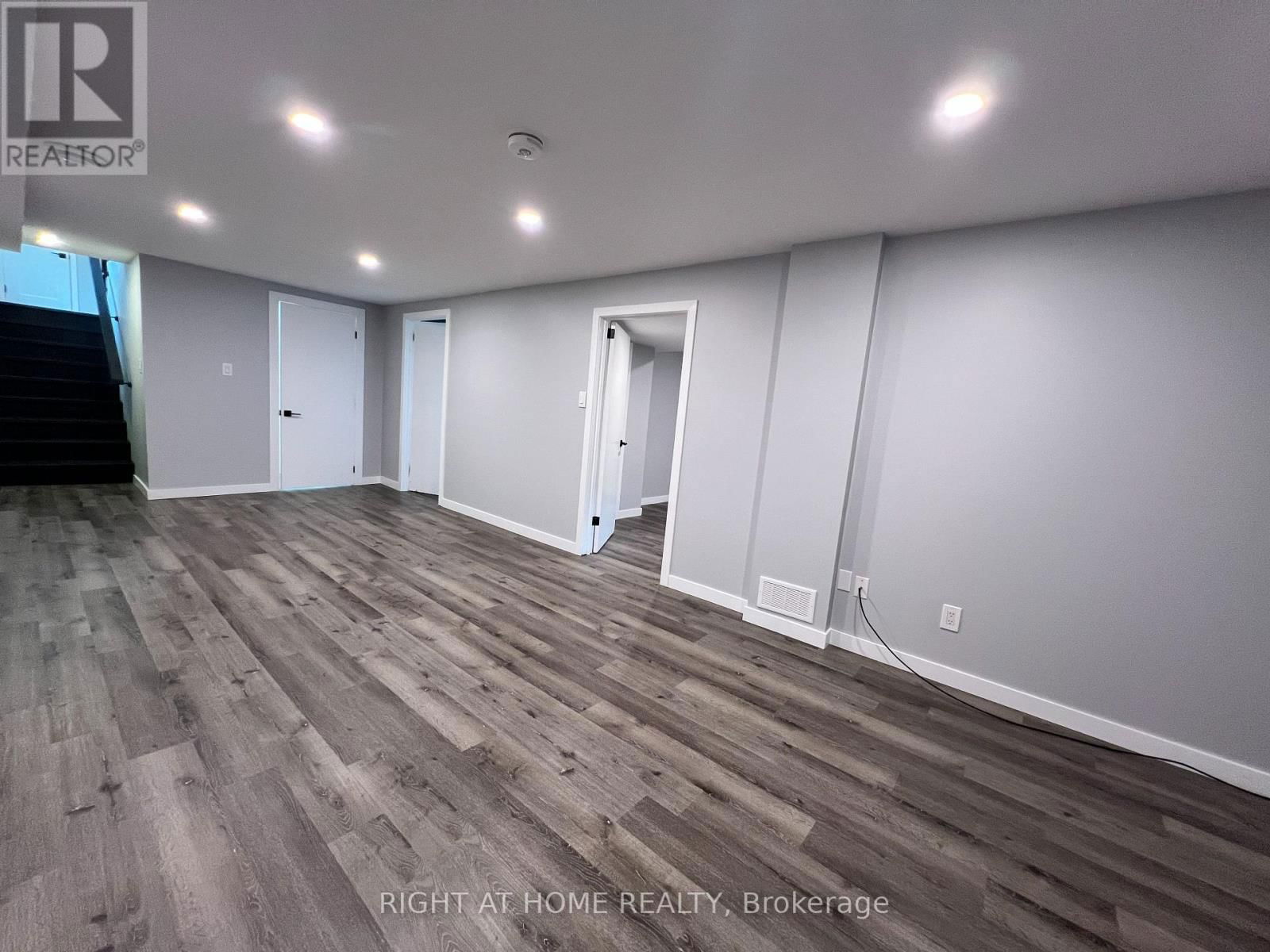 215 WELLINGTON STREET Image 24