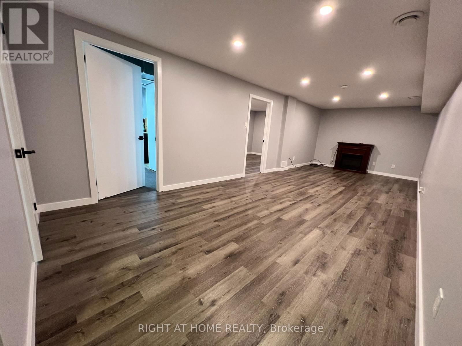 215 WELLINGTON STREET Image 25