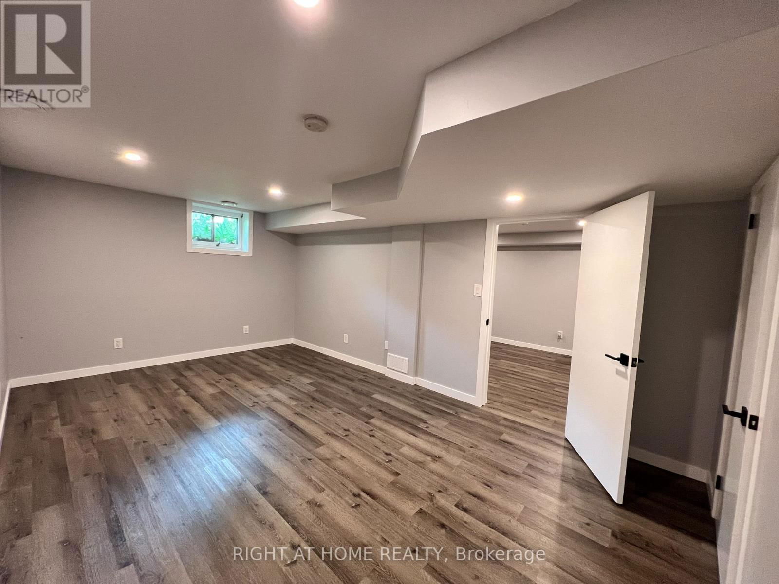 215 WELLINGTON STREET Image 26