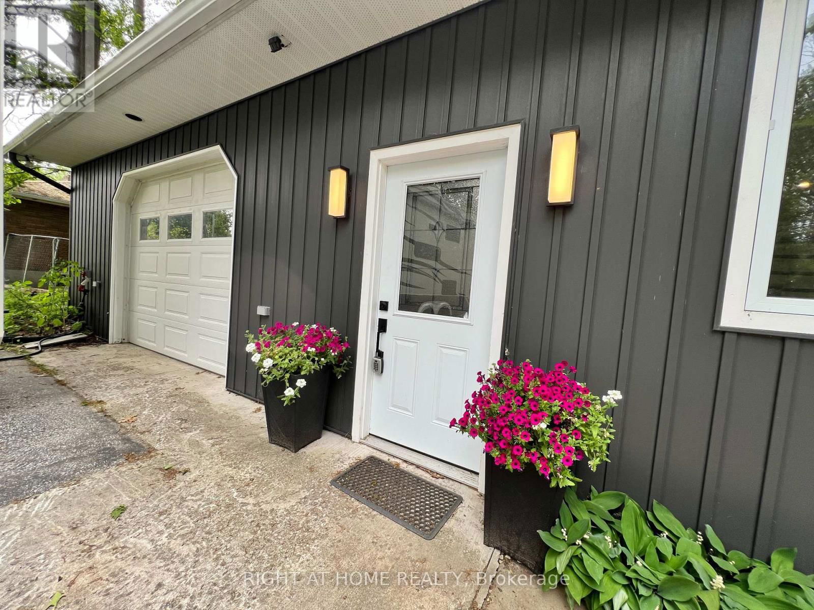 215 WELLINGTON STREET Image 28