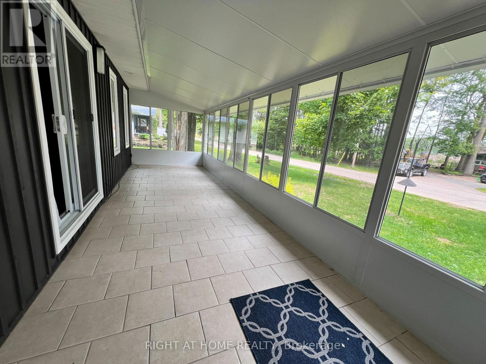 215 WELLINGTON STREET Image 30