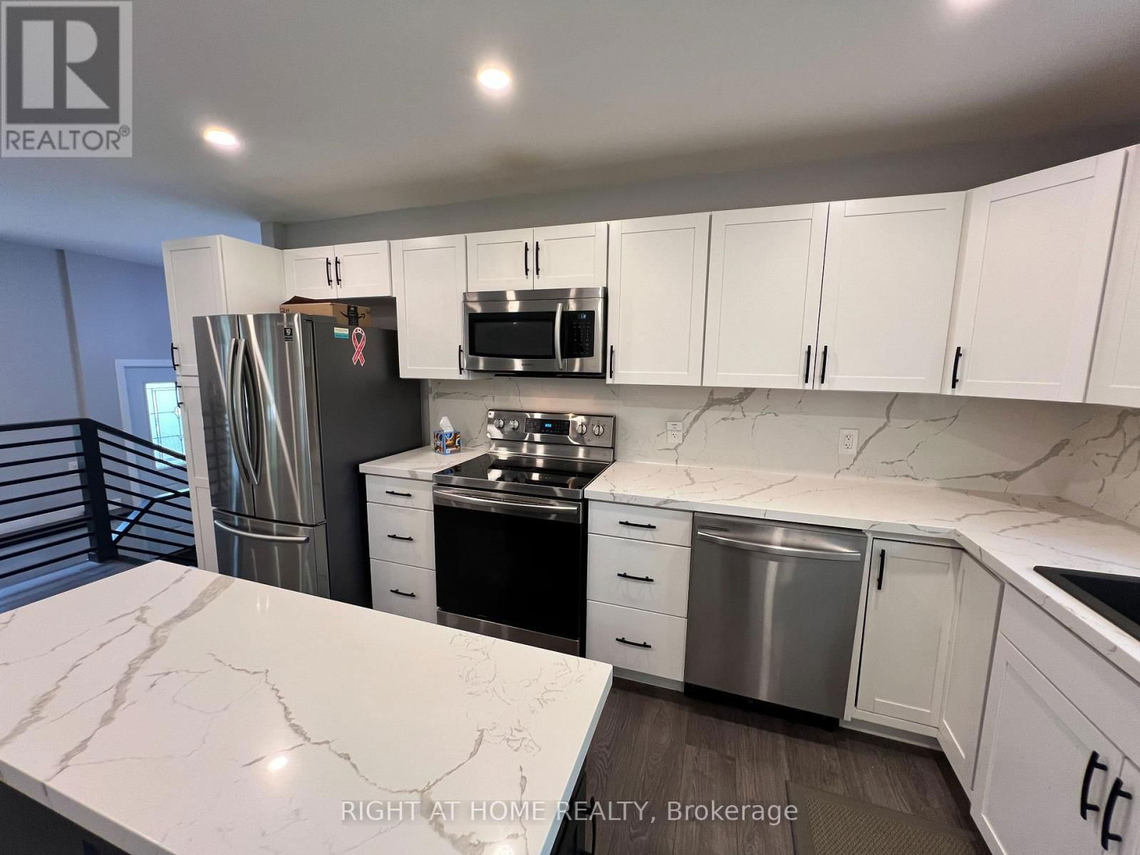 215 WELLINGTON STREET Image 8