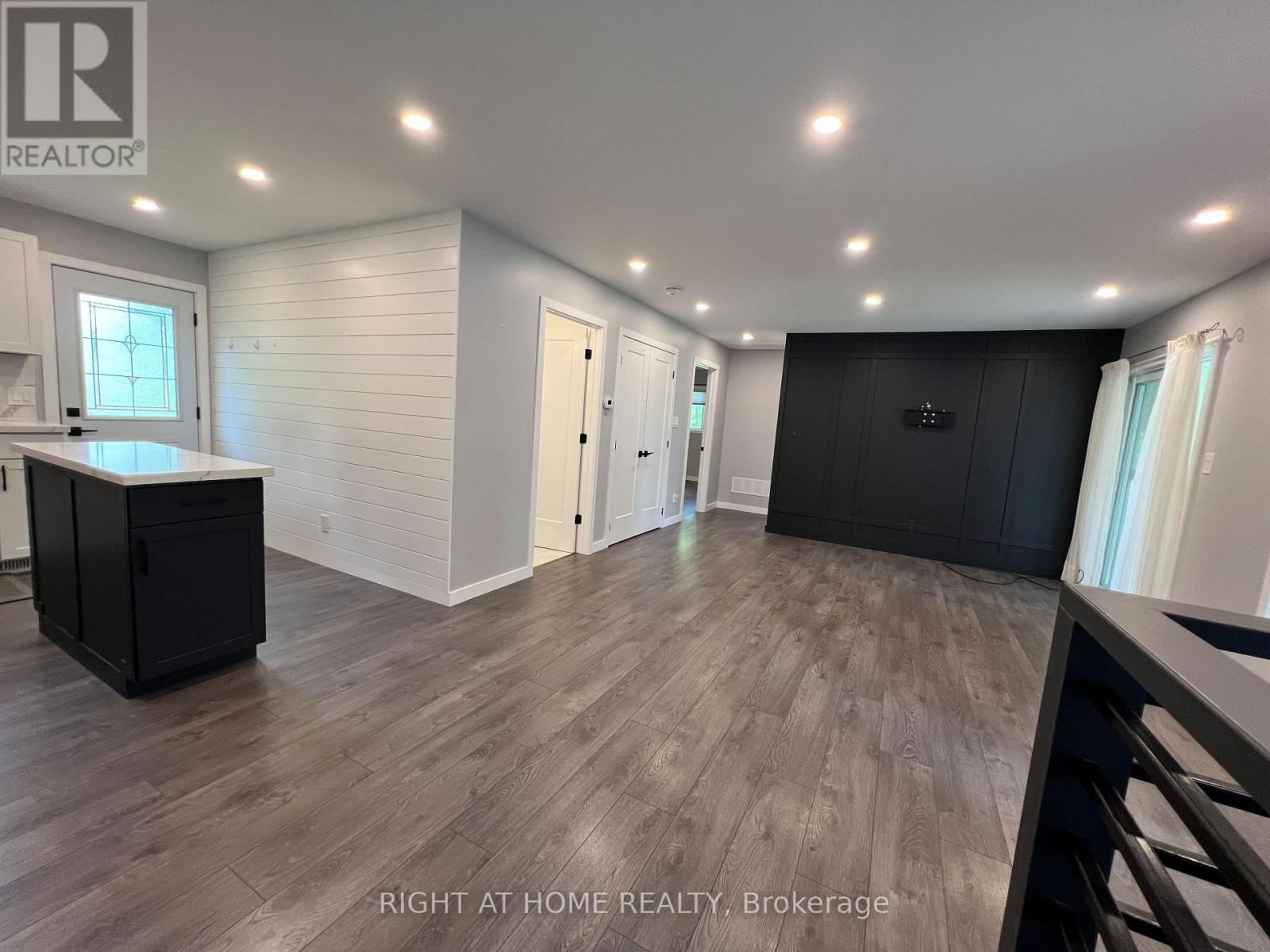 215 WELLINGTON STREET Image 9