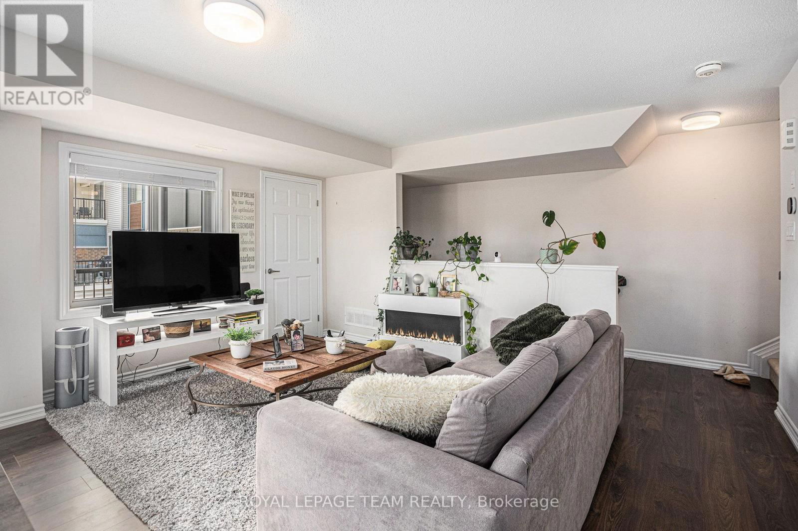 57 LYRID PRIVATE Image 5