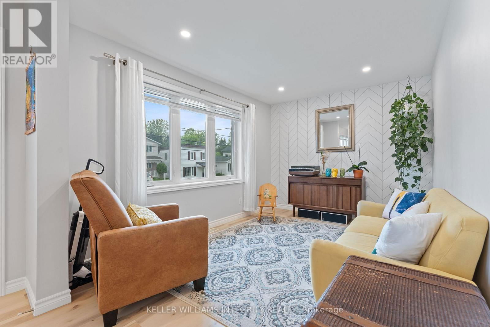 3867 CHAMPLAIN STREET Image 21