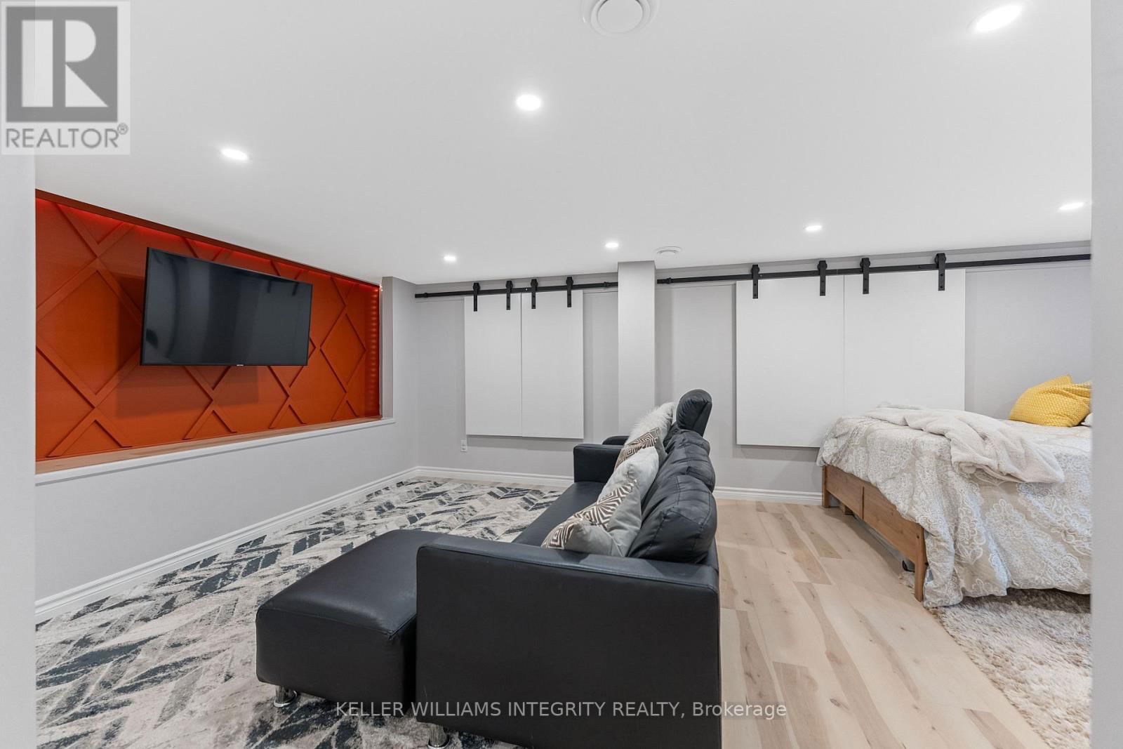 3867 CHAMPLAIN STREET Image 32