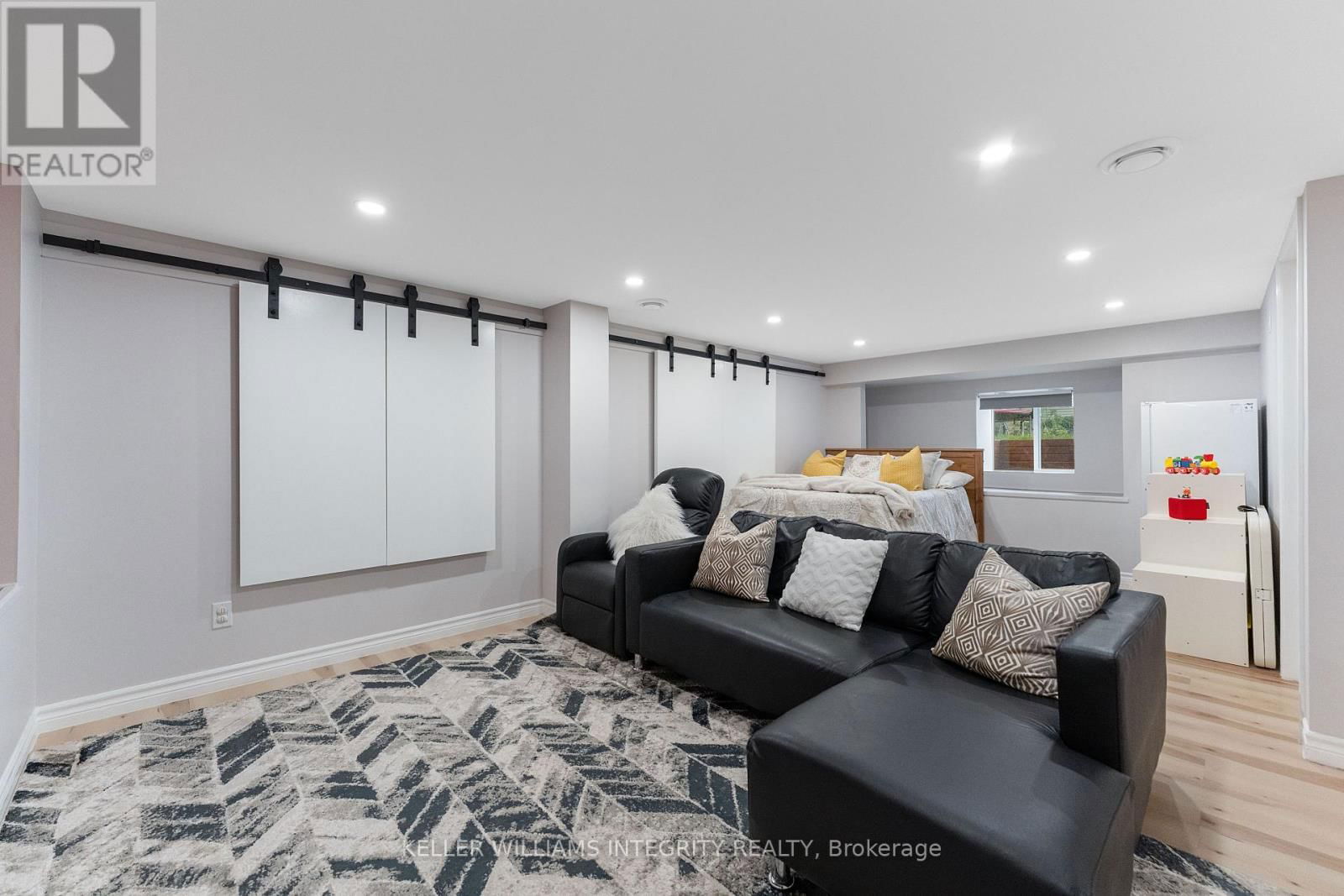 3867 CHAMPLAIN STREET Image 34