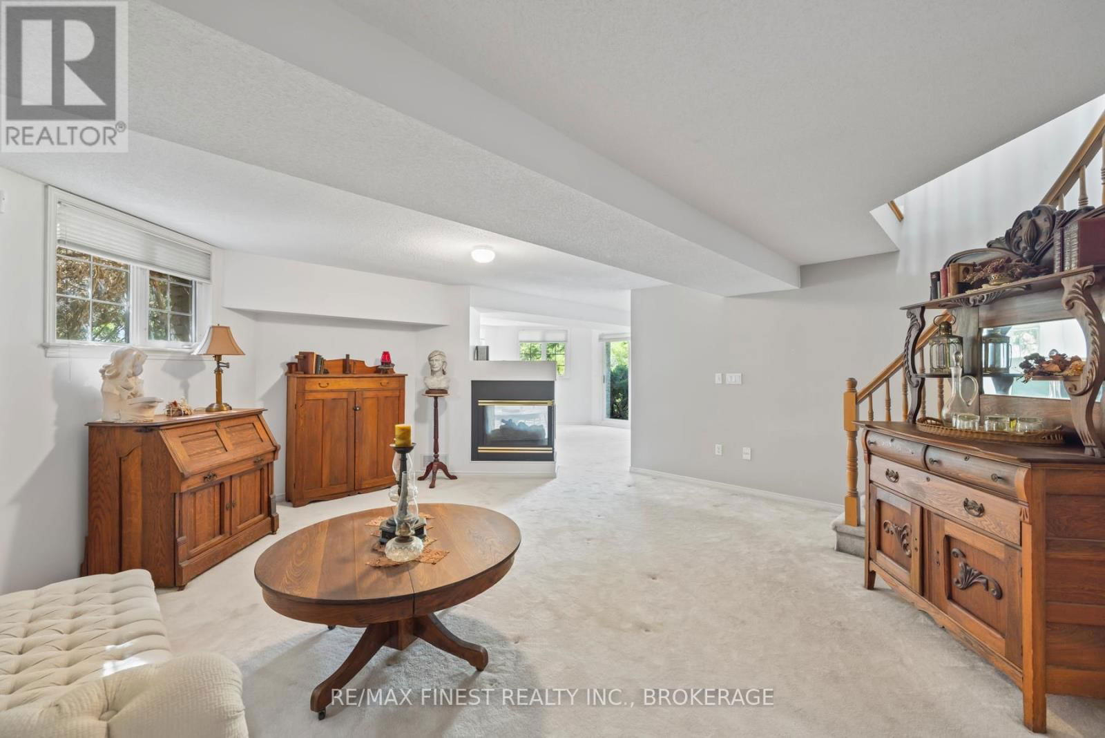 941 MALVERN TERRACE Image 24