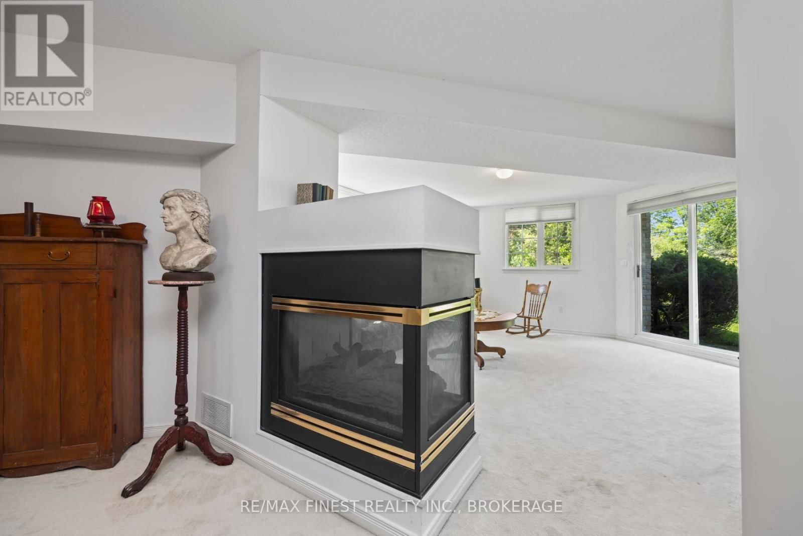 941 MALVERN TERRACE Image 26