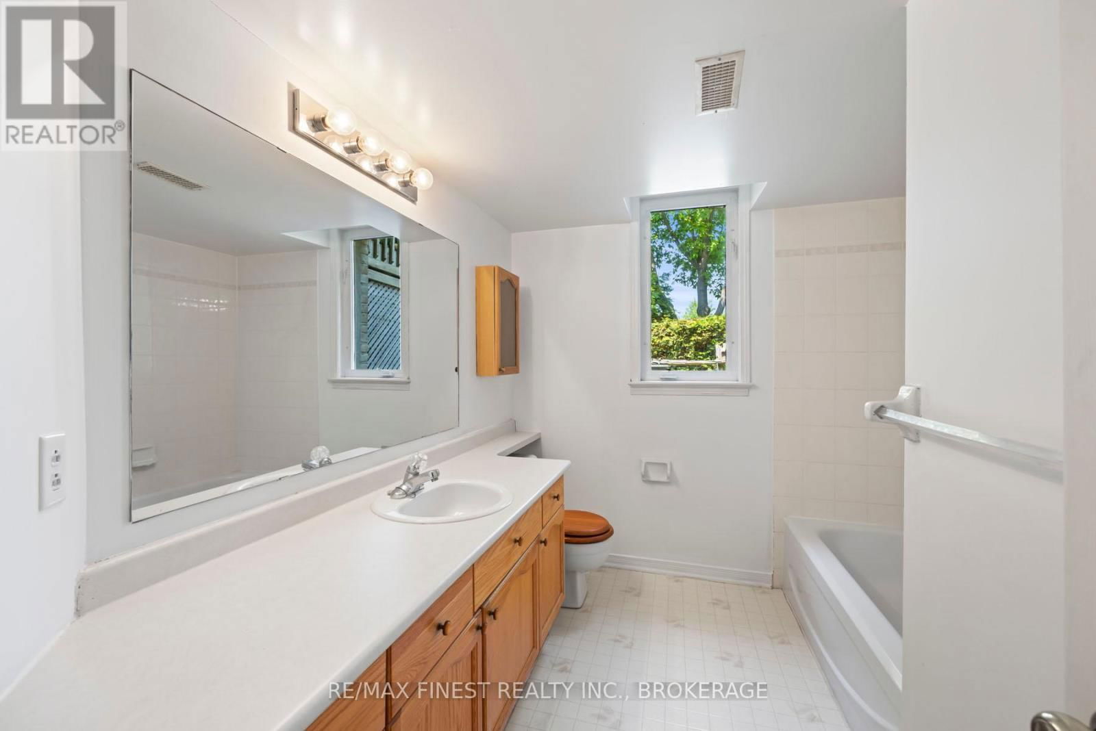 941 MALVERN TERRACE Image 32
