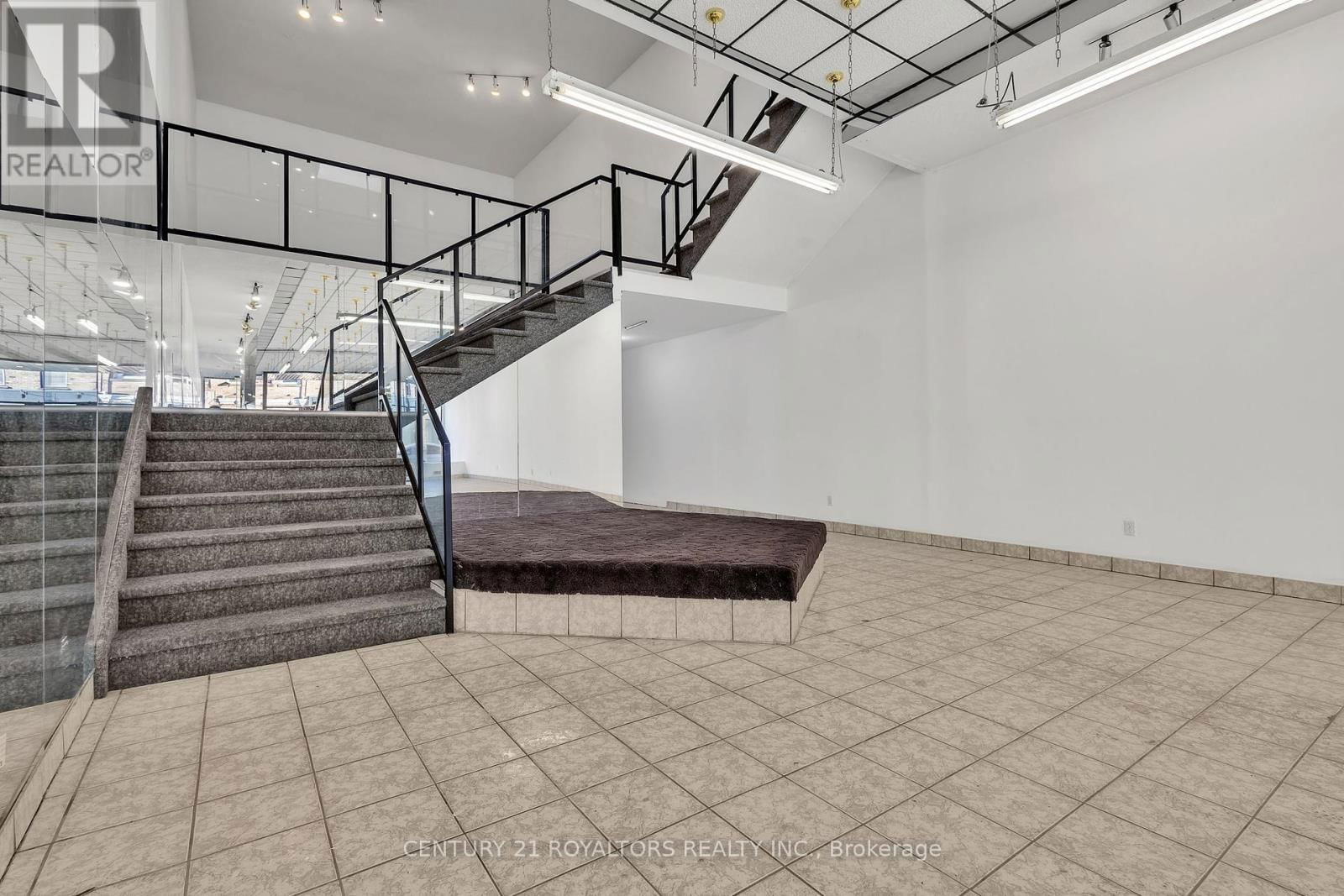 516 DUNDAS STREET Image 17