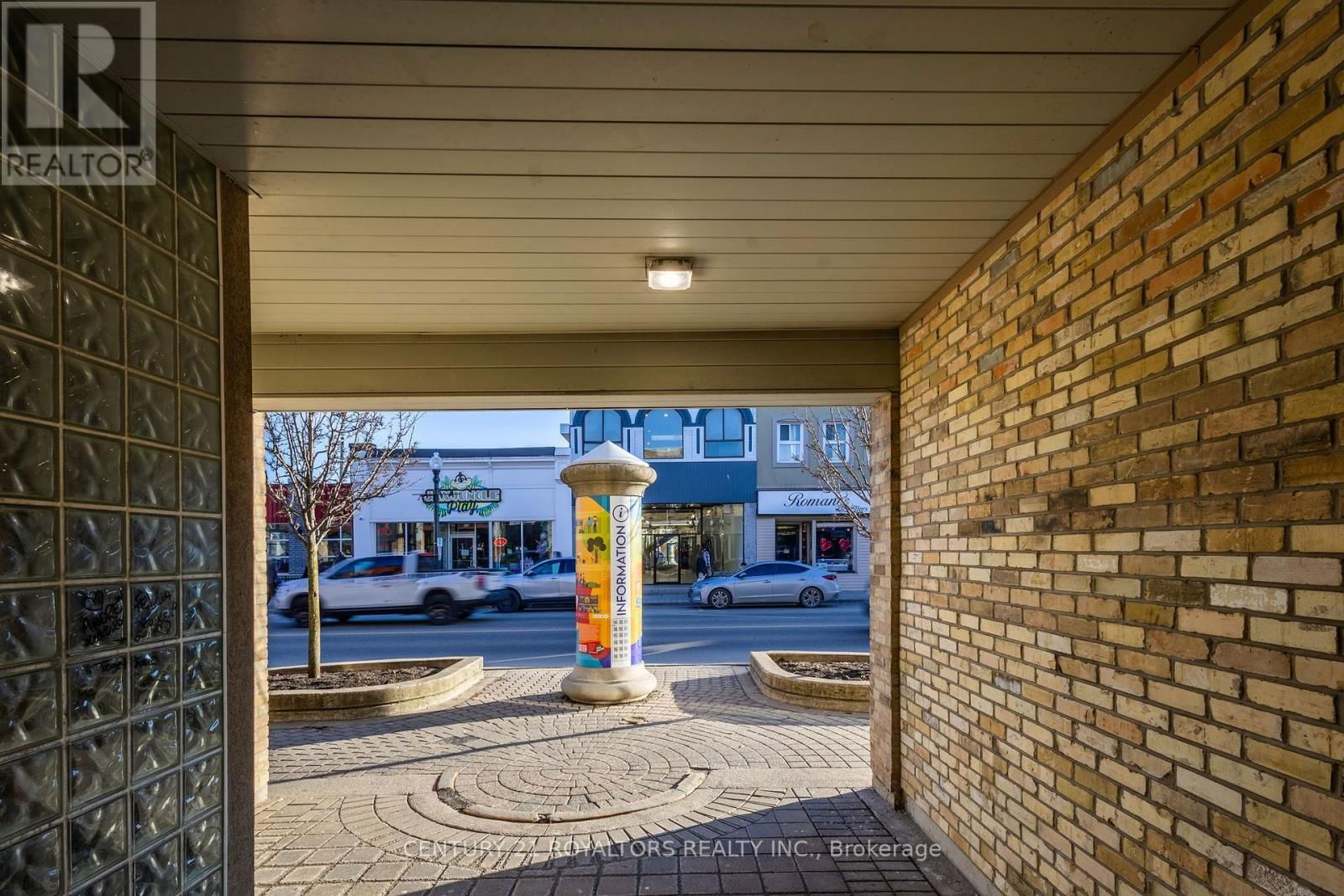 516 DUNDAS STREET Image 32
