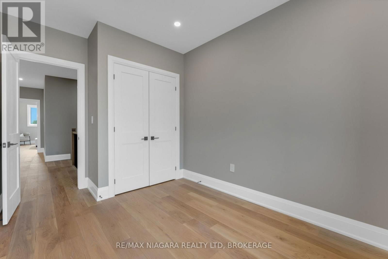6216 CURLIN CRESCENT Image 27