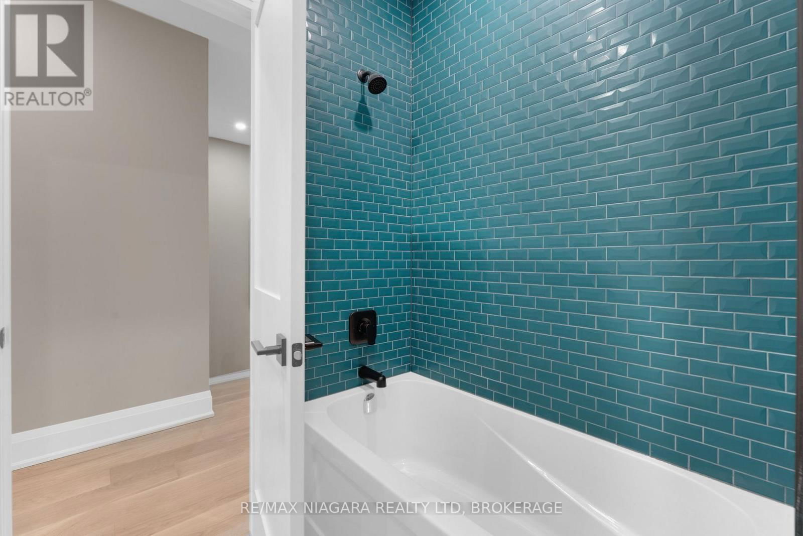 6216 CURLIN CRESCENT Image 31