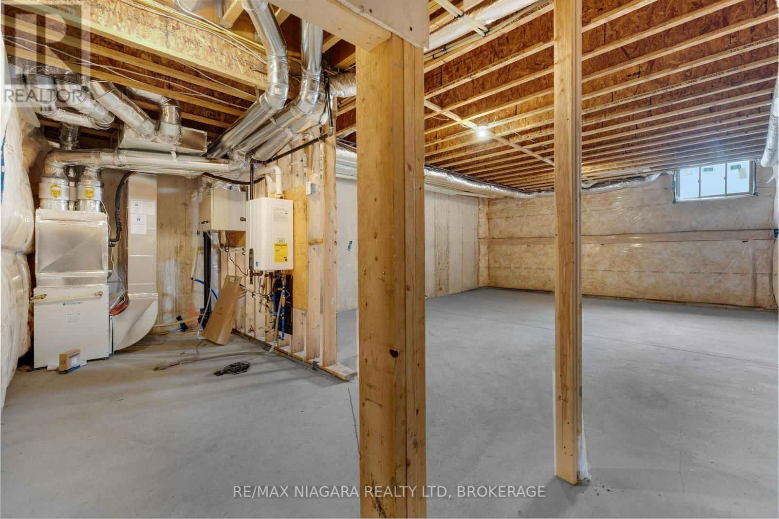 6216 CURLIN CRESCENT Image 33