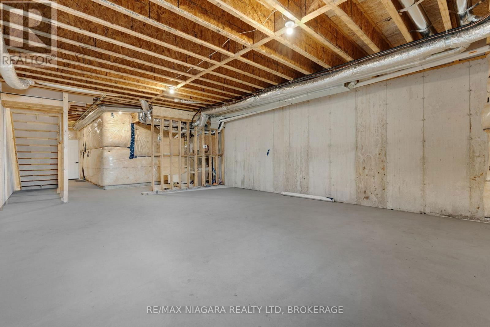 6216 CURLIN CRESCENT Image 34