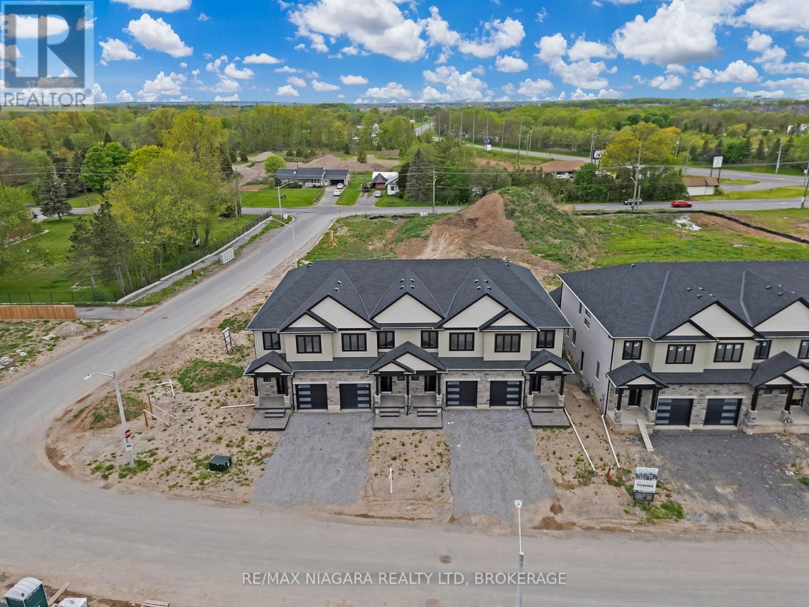 6216 CURLIN CRESCENT Image 40