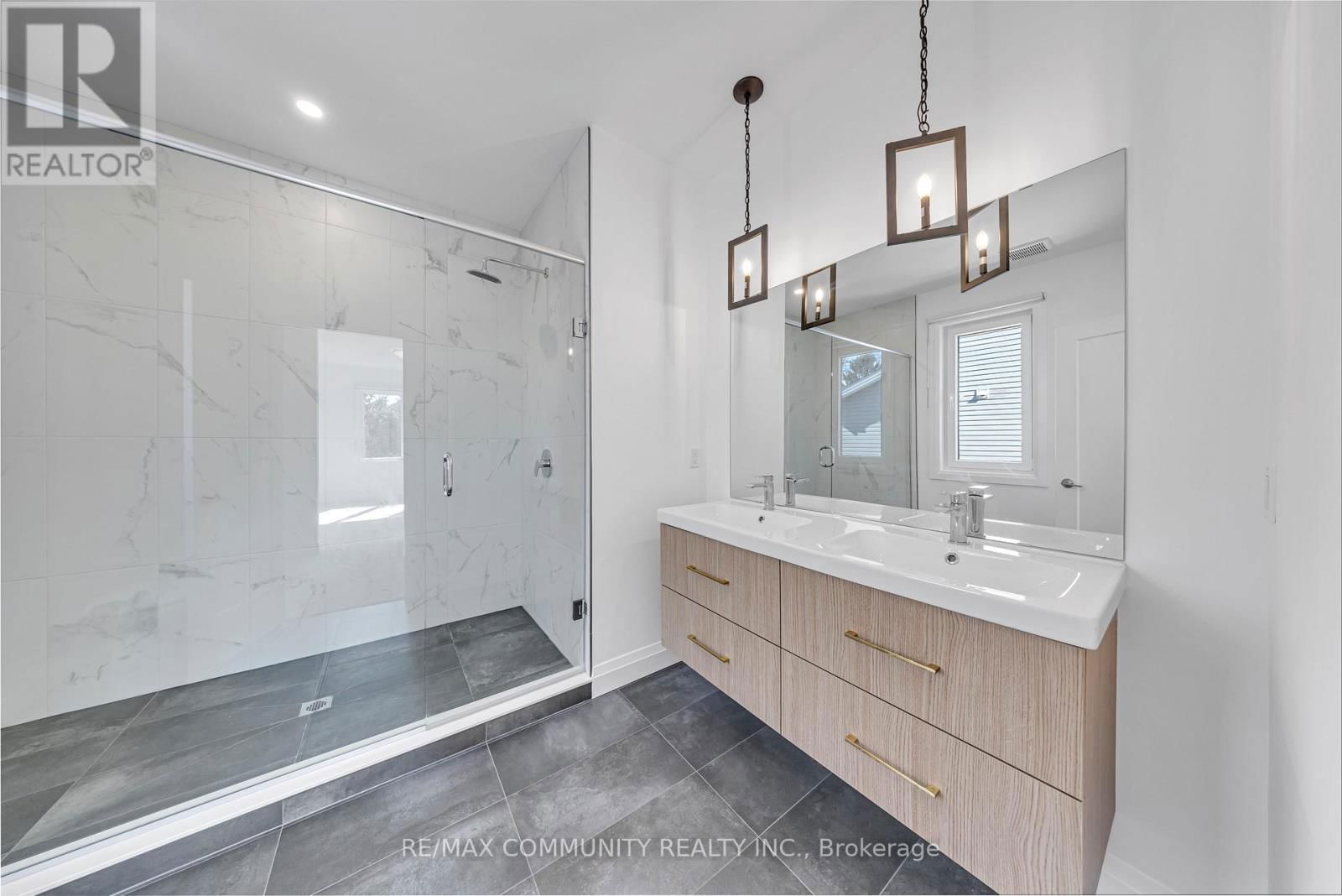 14 ALEXANDER CIRCLE Image 11
