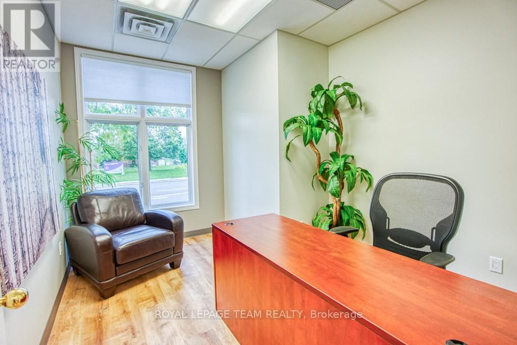 84 CENTREPOINTE DRIVE Image 11