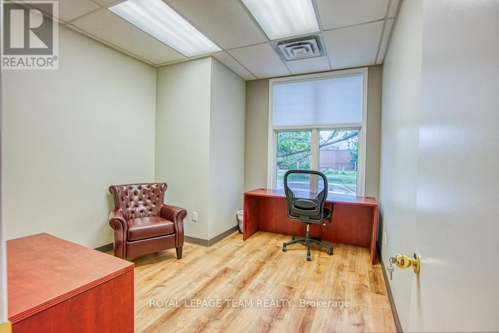 84 CENTREPOINTE DRIVE Image 12