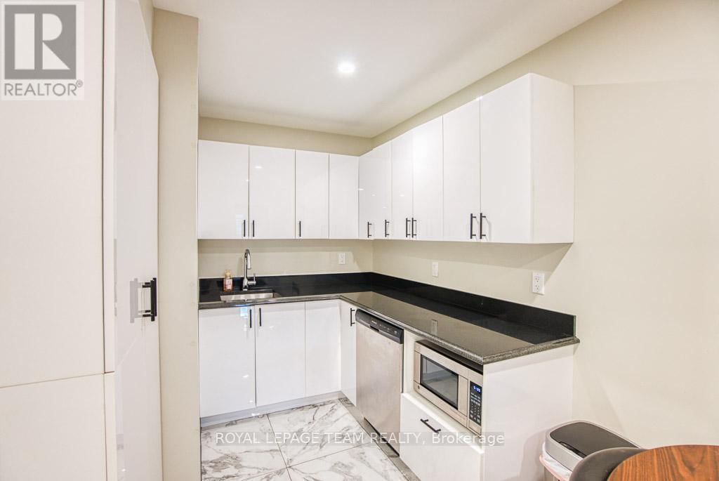 84 CENTREPOINTE DRIVE Image 15