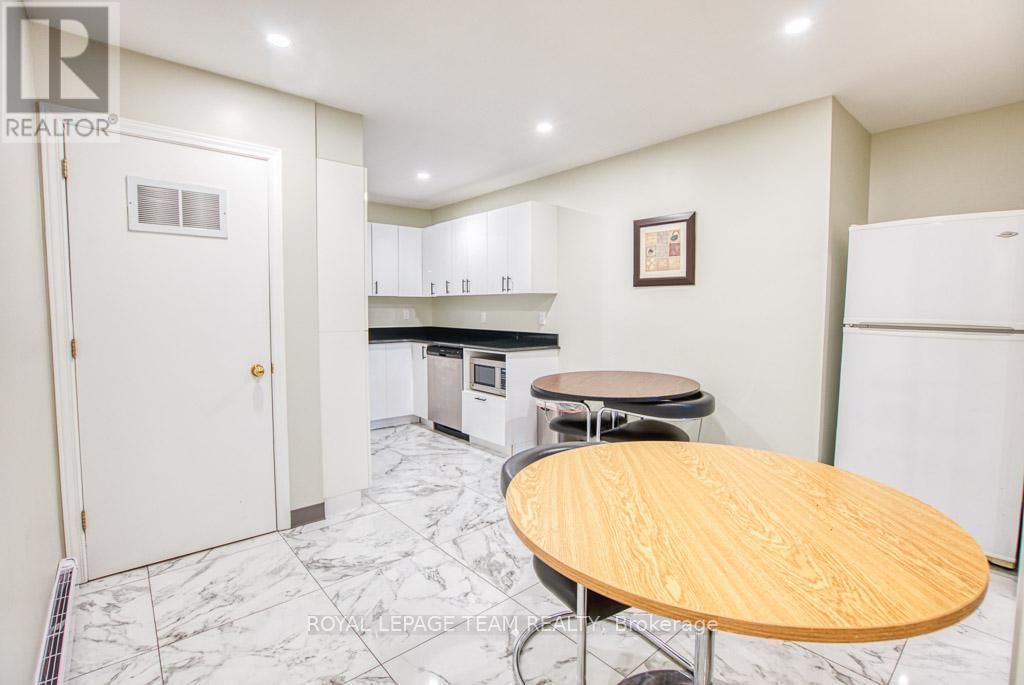 84 CENTREPOINTE DRIVE Image 16