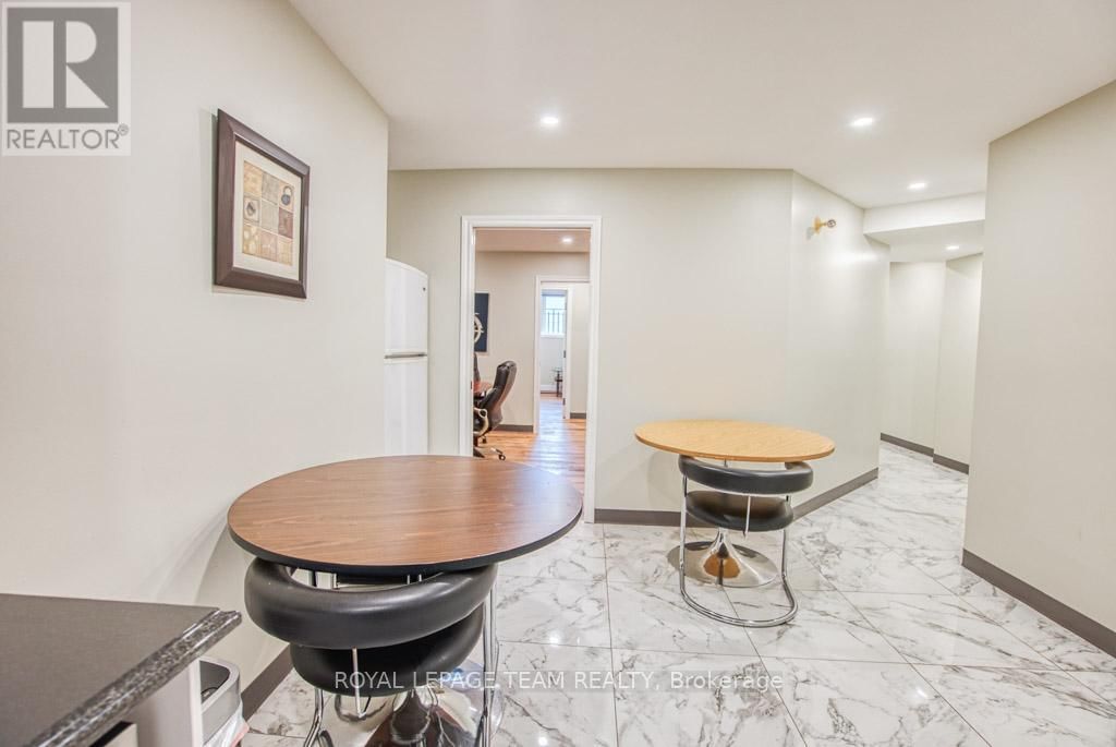 84 CENTREPOINTE DRIVE Image 17