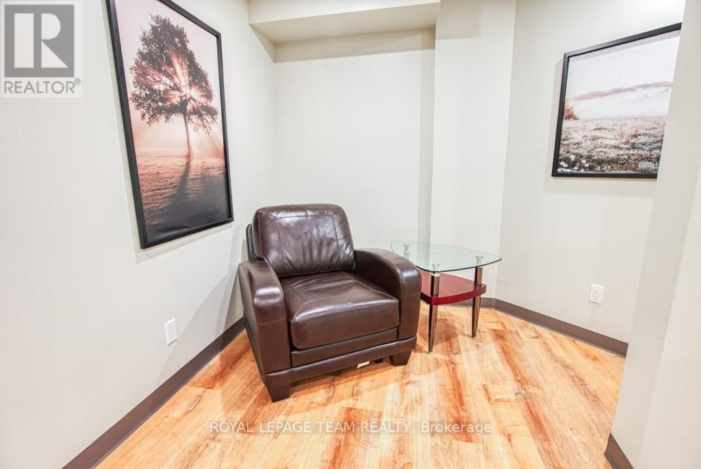 84 CENTREPOINTE DRIVE Image 20