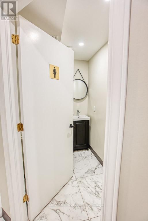 84 CENTREPOINTE DRIVE Image 21