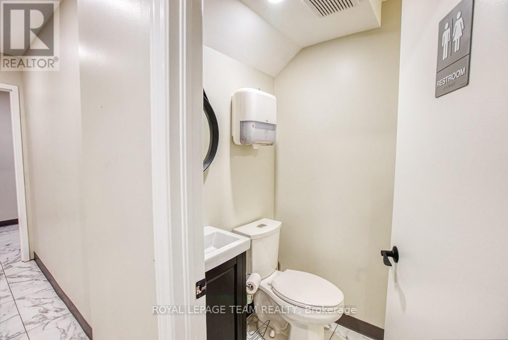 84 CENTREPOINTE DRIVE Image 22