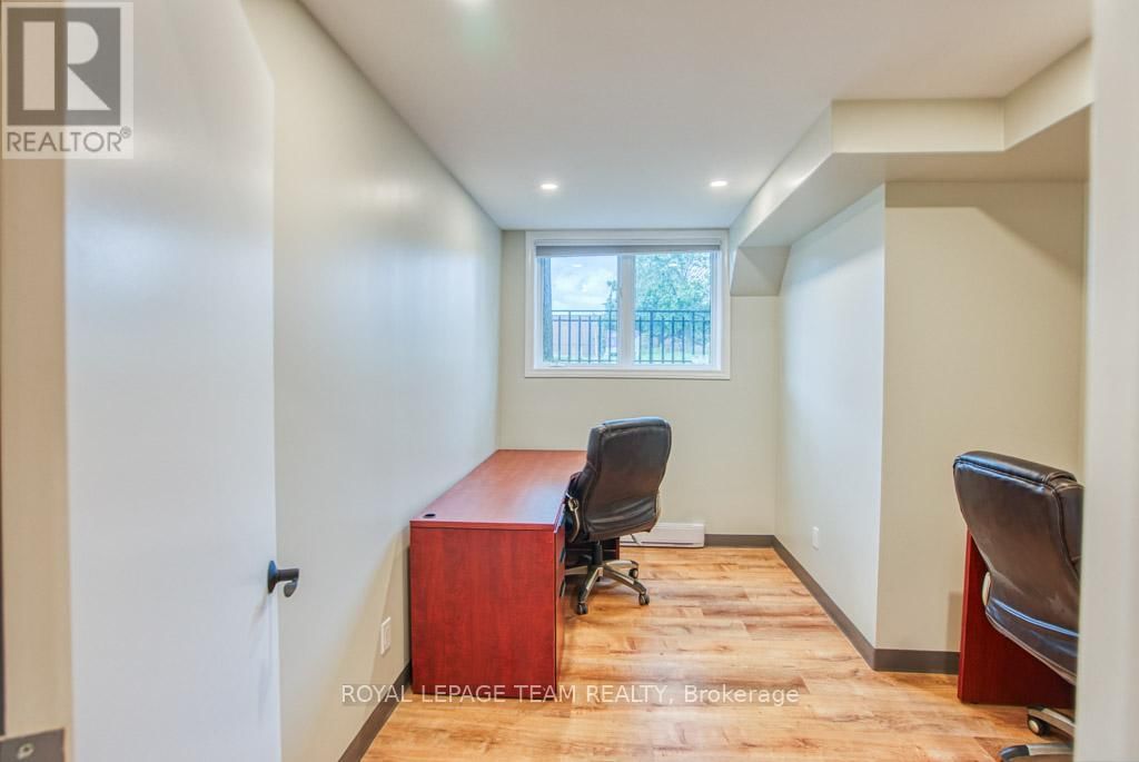 84 CENTREPOINTE DRIVE Image 23