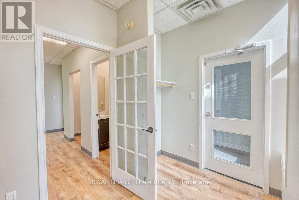 84 CENTREPOINTE DRIVE Image 26