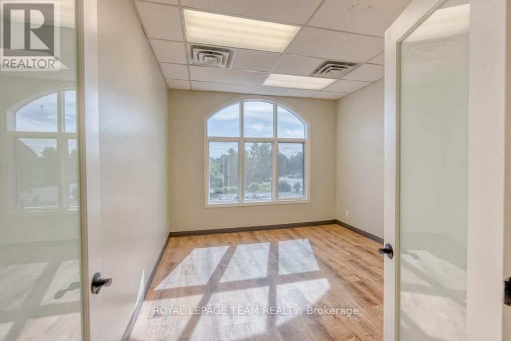 84 CENTREPOINTE DRIVE Image 28