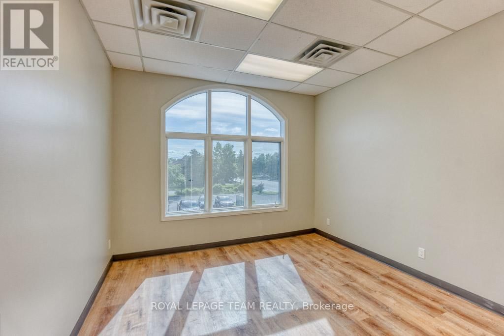 84 CENTREPOINTE DRIVE Image 29