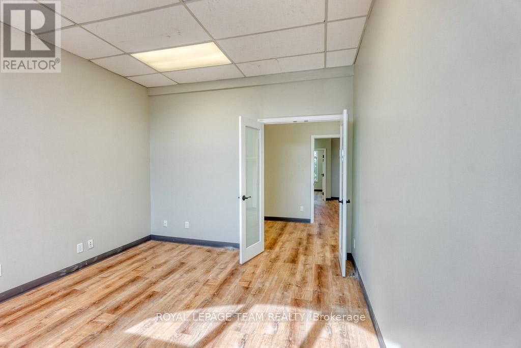 84 CENTREPOINTE DRIVE Image 30
