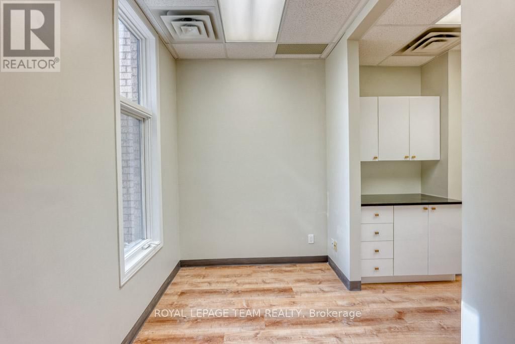 84 CENTREPOINTE DRIVE Image 31