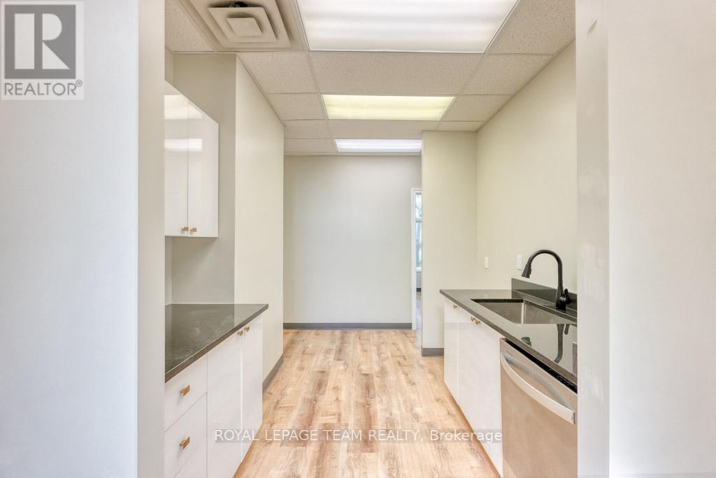 84 CENTREPOINTE DRIVE Image 32