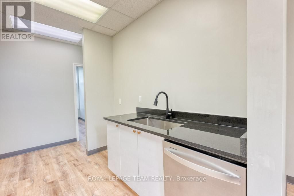 84 CENTREPOINTE DRIVE Image 33