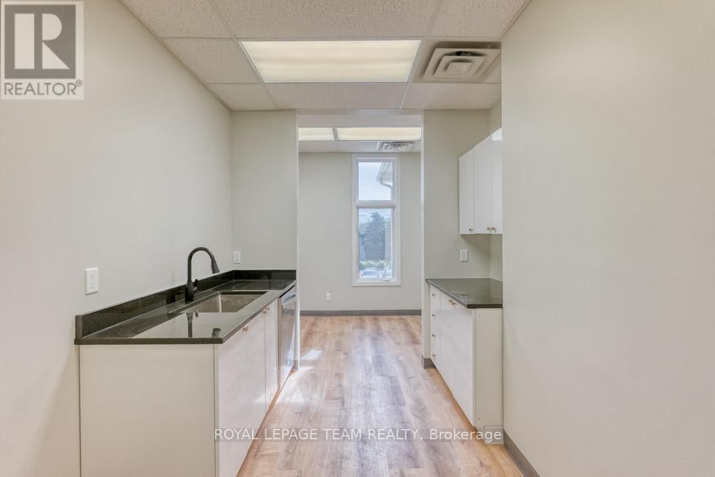 84 CENTREPOINTE DRIVE Image 34