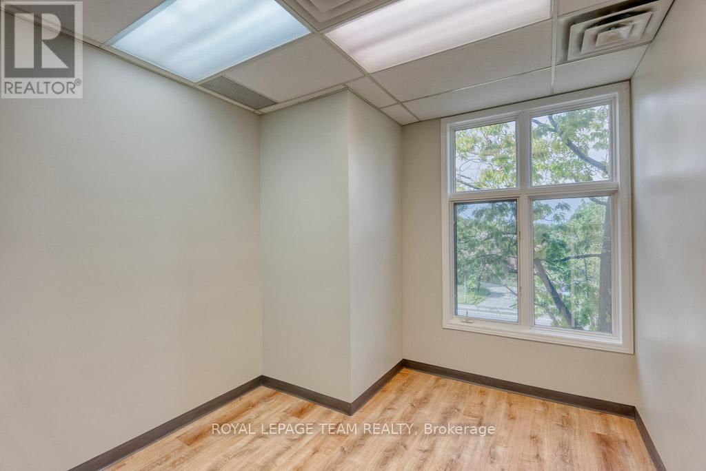 84 CENTREPOINTE DRIVE Image 35