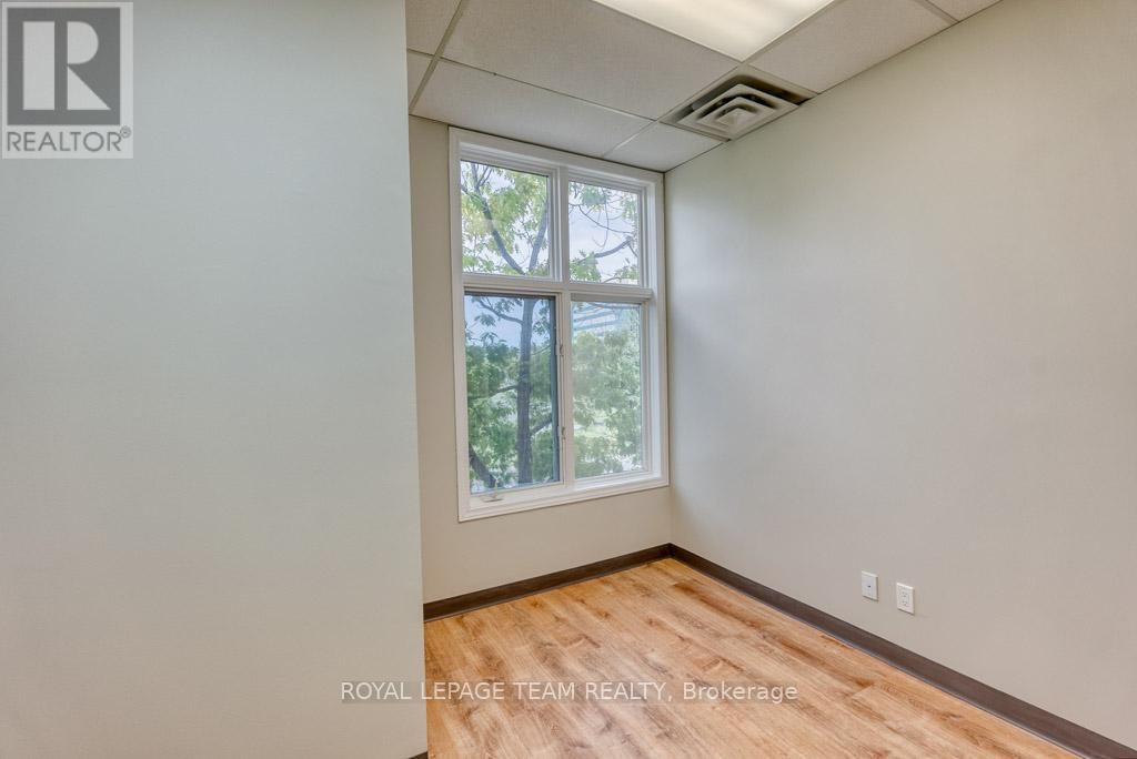 84 CENTREPOINTE DRIVE Image 36