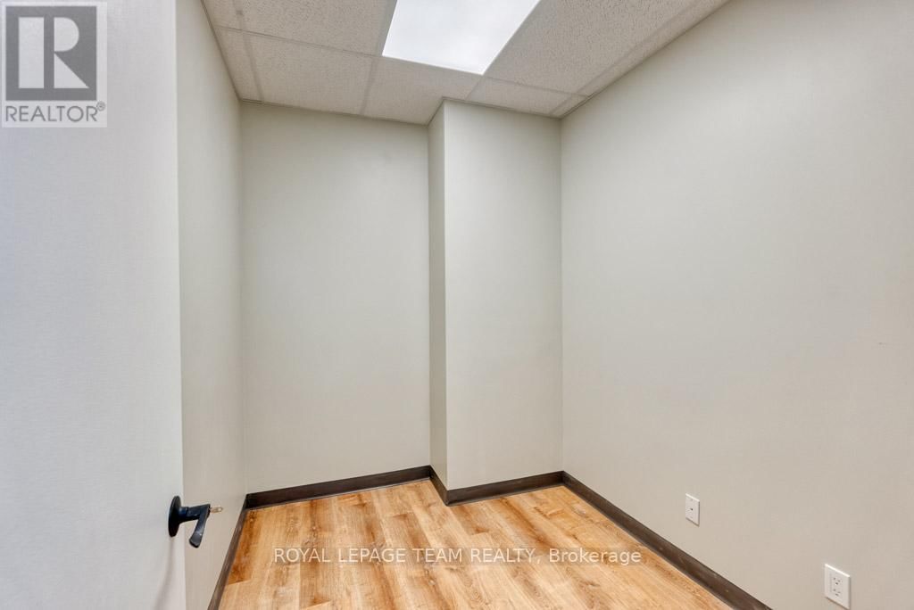 84 CENTREPOINTE DRIVE Image 37