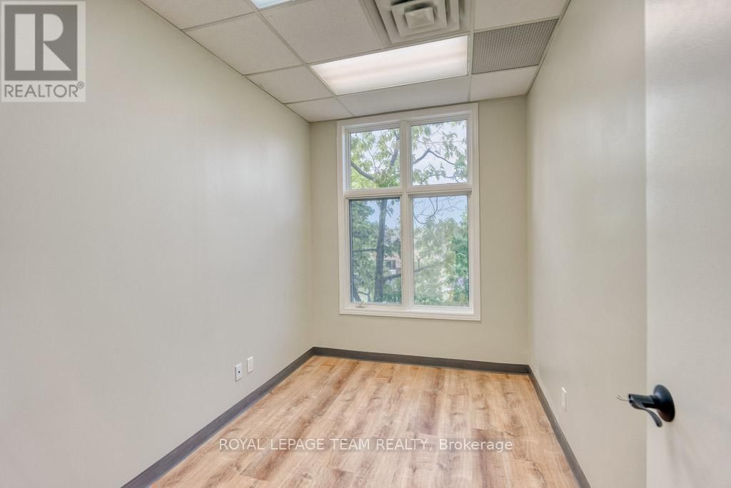 84 CENTREPOINTE DRIVE Image 38