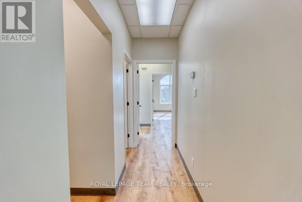 84 CENTREPOINTE DRIVE Image 39