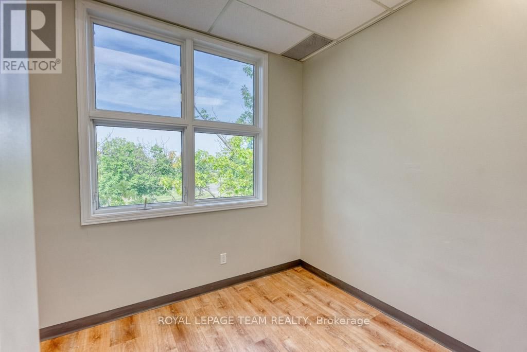 84 CENTREPOINTE DRIVE Image 40