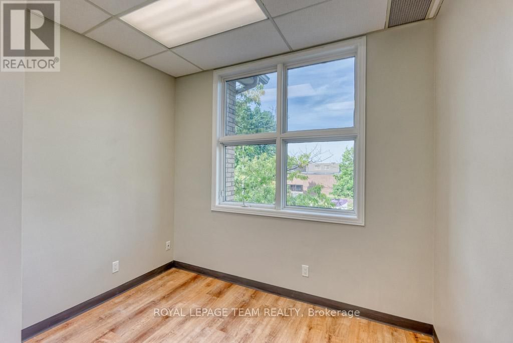84 CENTREPOINTE DRIVE Image 41