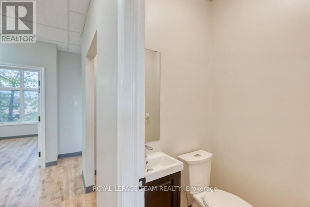 84 CENTREPOINTE DRIVE Image 42
